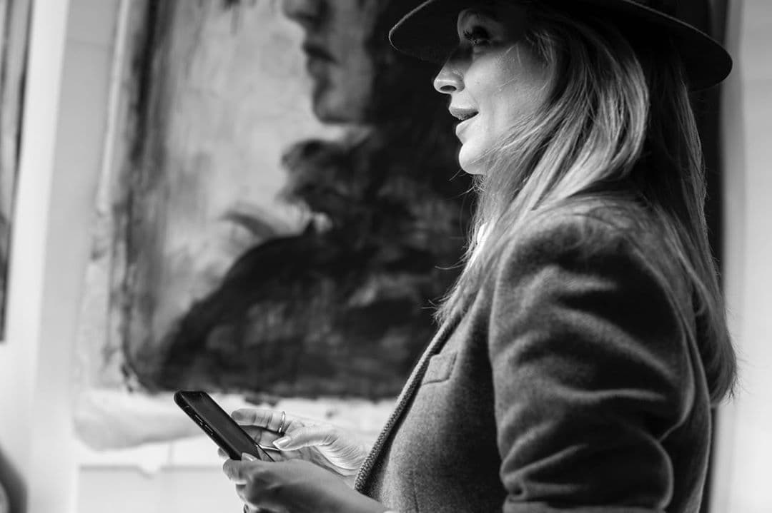 Marcela Sarmiento en una artística imagen en blanco y negro.