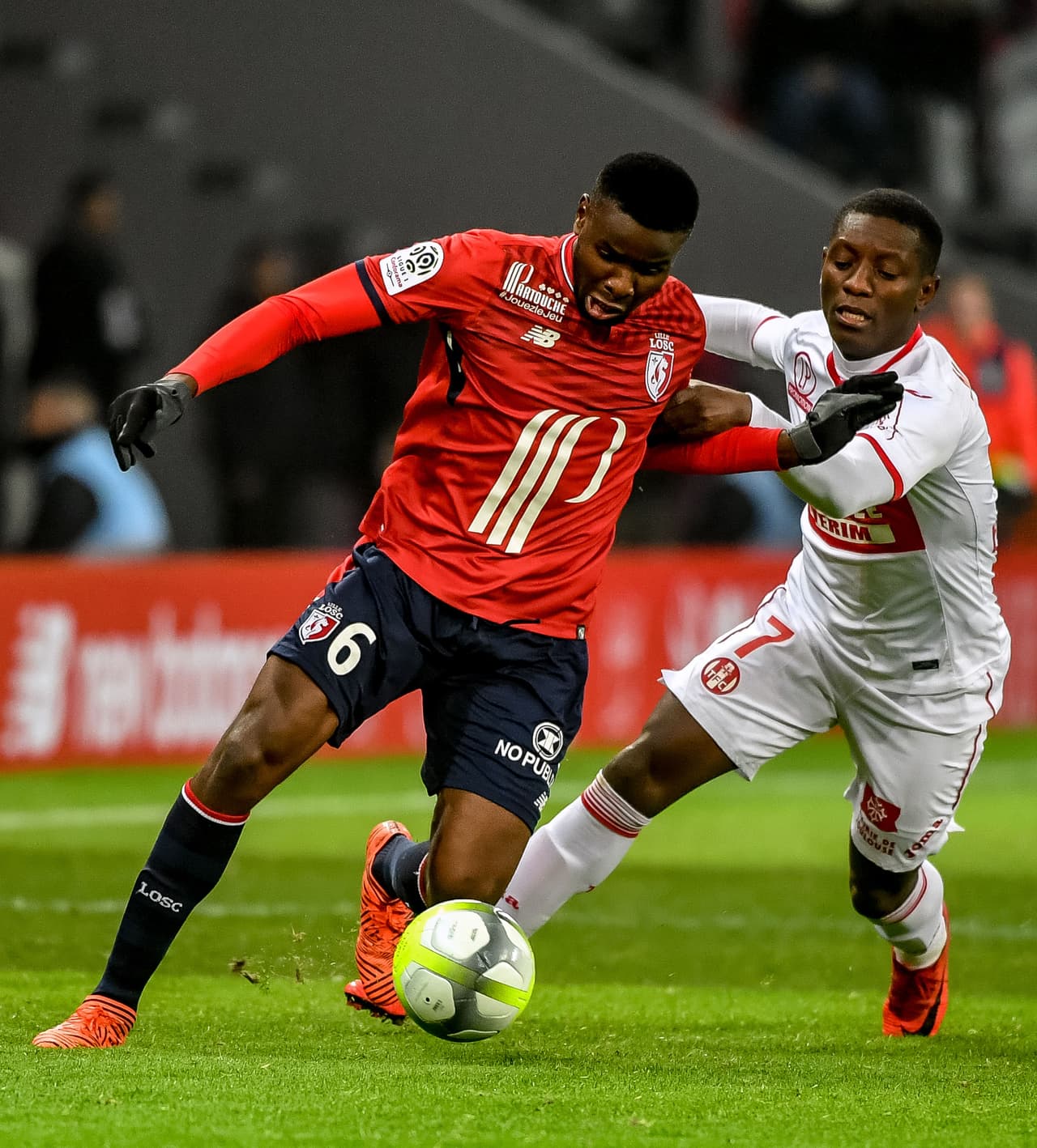 Del Lille de Bielsa quedó un buen jugador como Adama Soumaoro en la fase defensiva. Everton estaría pensando en contratarlo.