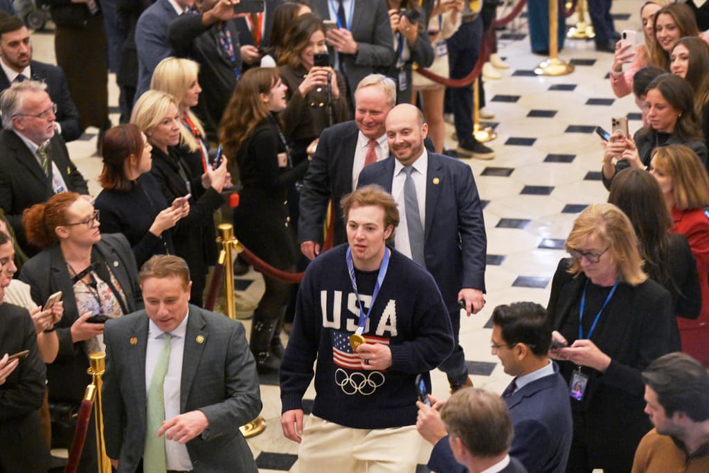 El ganador de la medalla de oro del equipo nacional masculino de hockey sobre hielo de Estados Unidos, Charlie McAvoy, sostiene su medalla mientras atraviesa el Salón de las Estatuas para entrar en la Cámara de Representantes antes de que el presidente Donald Trump llegue para pronunciar el discurso sobre el estado de la Unión ante una sesión conjunta del Congreso en la Cámara de Representantes del Capitolio de Estados Unidos, en Washington, el martes 24 de febrero de 2026.