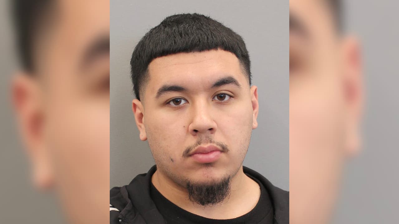 Carlos Sánchez, 21 años. Mide 5 pies 4 pulgadas, pesa 200 libras, tiene ojos cafés y cabello negro. Enfrenta cargos por lesiones a una mujer embarazada e intento de robo. Última ubicación conocida: Houston, Texas. Tiene antecedentes en el condado Harris por lesiones con agravantes con arma mortal y un delito menor de portación ilegal de armas.