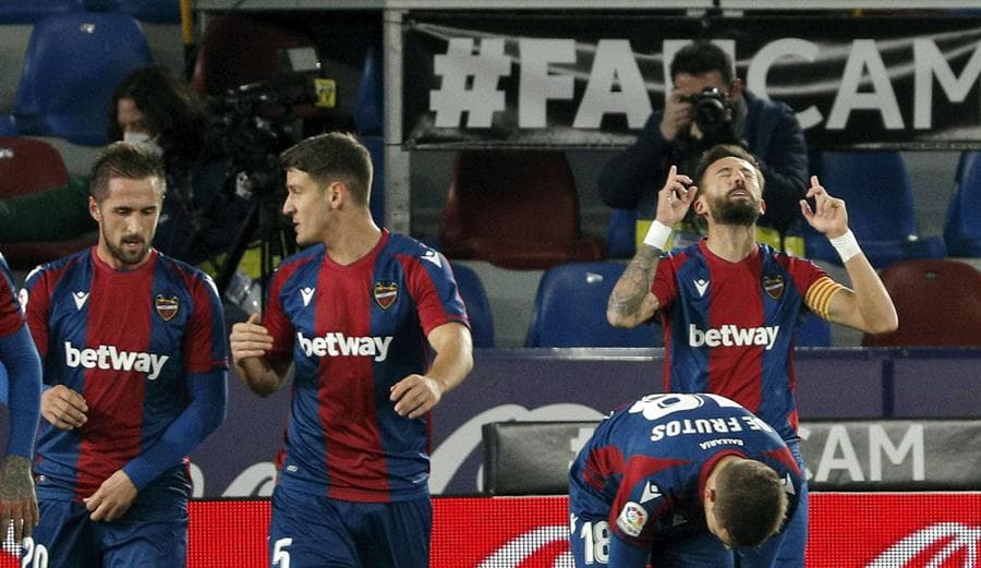 Levante se impone 4-3 ante el Real Betis en un intenso partido, donde los mexicanos Andrés Guardado y Diego Lainez tuvieron minutos en el campo. Los goles por parte de los 'granotas' corrieron a cargo de Oscar Duarte, doblete de Morales Nogales, Roger Martí y Roberto Suárez. Aissa Mandi y Sergio Canales descontaron para el Betis.
