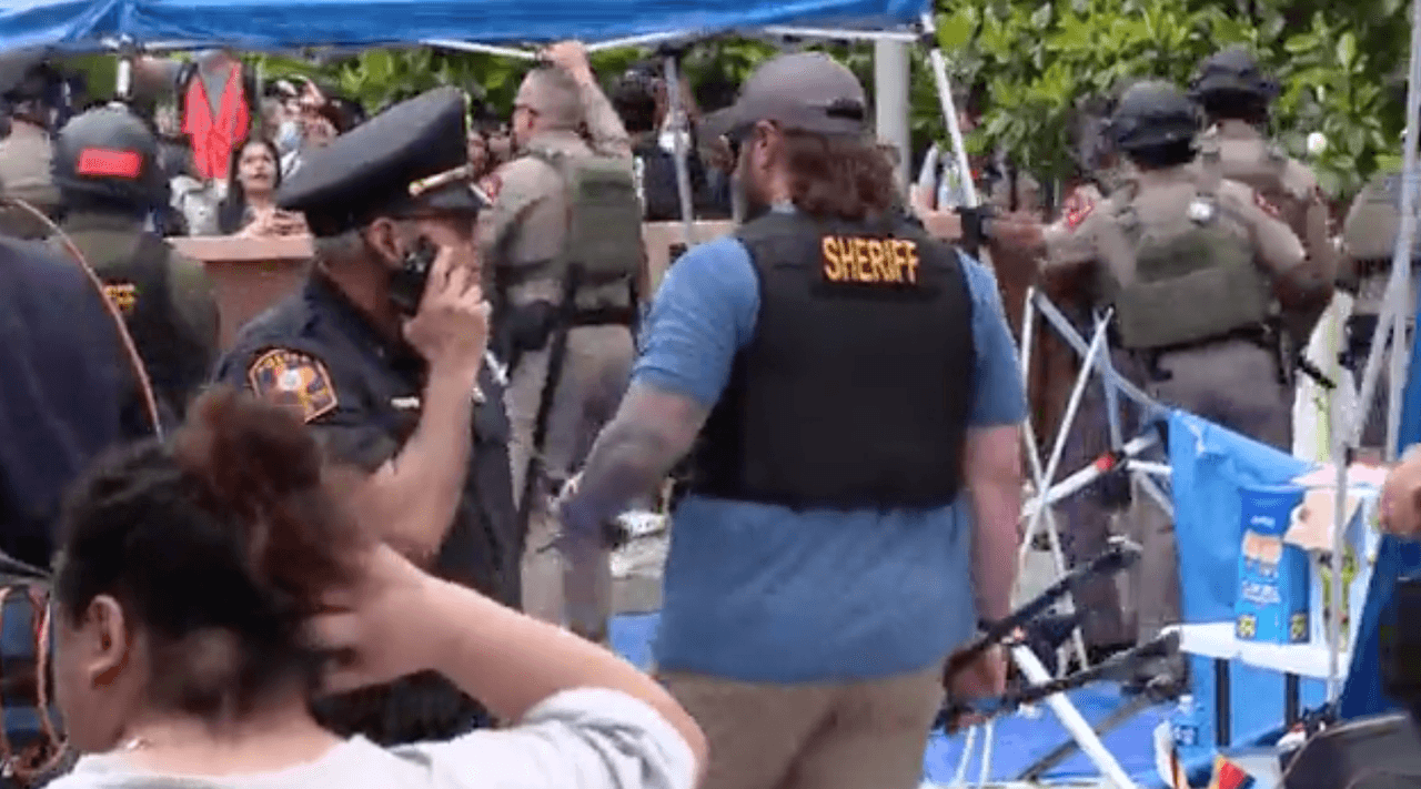 Oficiales rompieron los toldos y sacaron del lugar las tiendas de campaña que daban la impresión de que la intención de los manifestantes era establecer un campamento en el lugar. También incautaron productos y alimentos que allí quedaron.