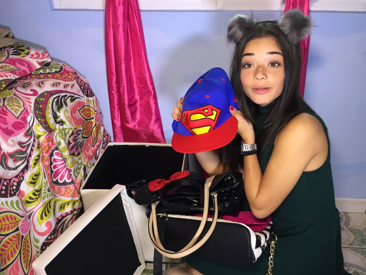 Empecemos por su colección de gorras.