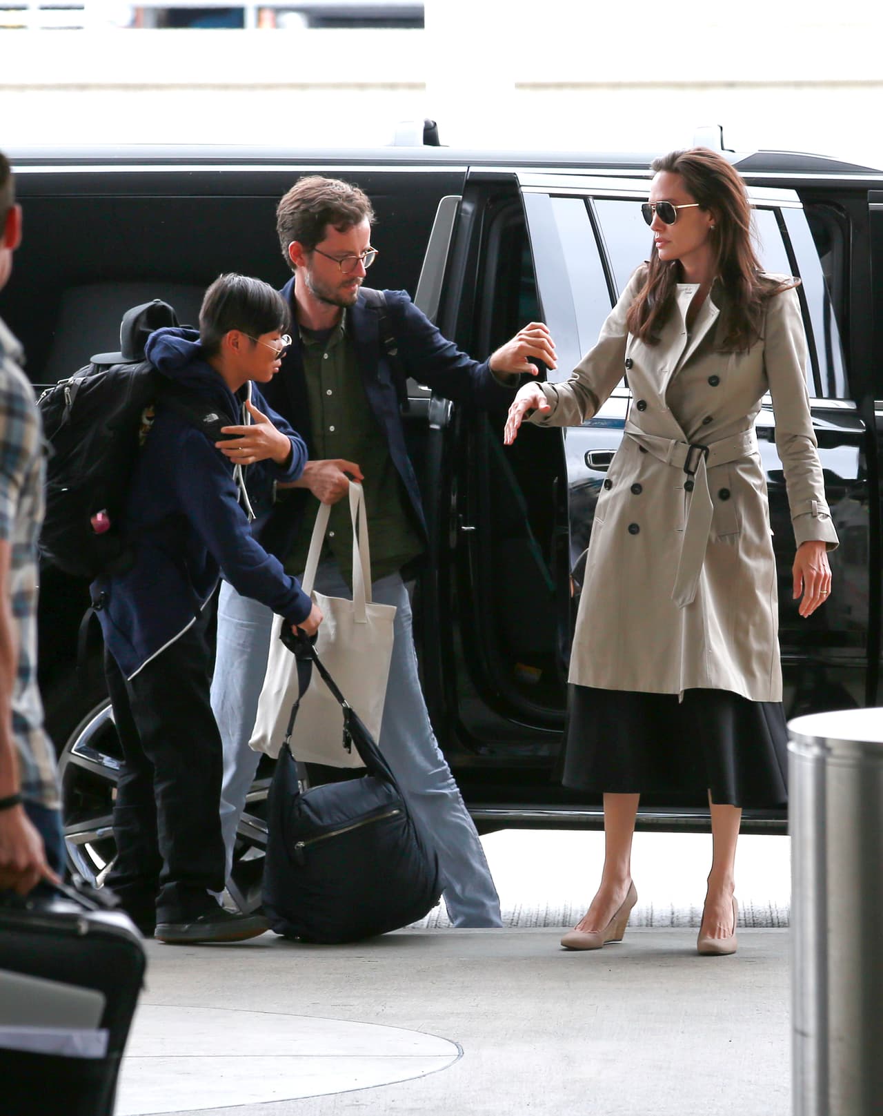 En esta ocasión la vimos lucir un vestido negro y un abrigo de Burburry.