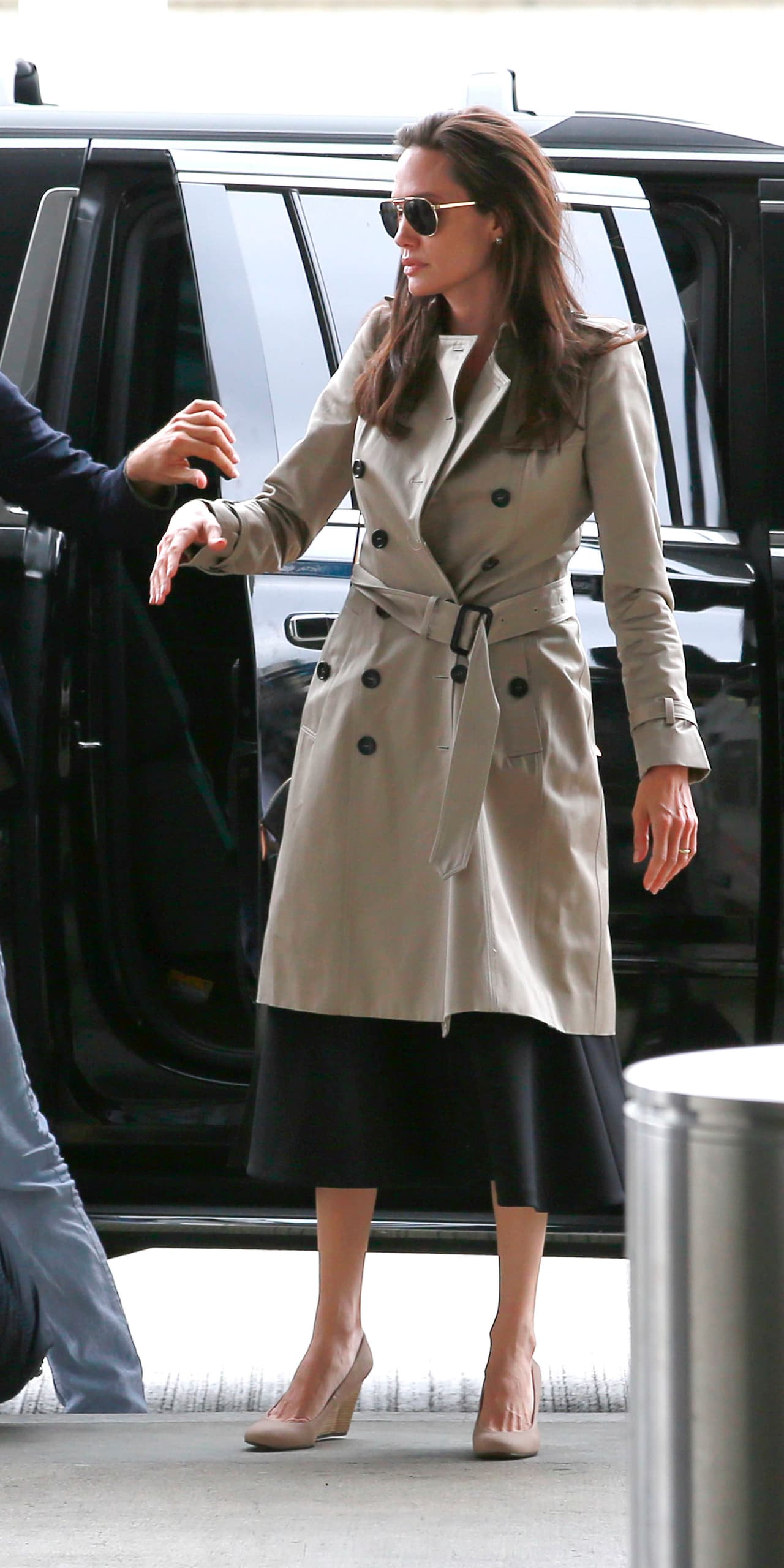 Mediante un comunicado, la actriz declaró que quedó "profundamente impactada" por el libro escrito por la activista camboyana Loung Ung.