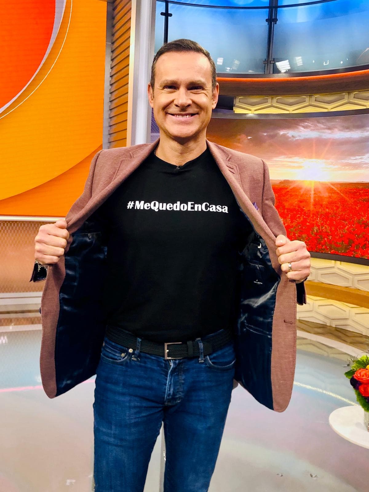 Nuestros conductores comparten esta visión y a través de su vestimenta se lo hicieron saber a la audiencia hispana este viernes. La leyenda 'Me quedo en casa' es un símbolo de 
<a href="https://www.univision.com/shows/despierta-america/positivos-alegres-y-seguros-los-conductores-comparten-un-poco-de-su-intimidad-conduciendo-desde-casa-fotos" target="_blank">solidaridad</a> ante esta emergencia de salud.