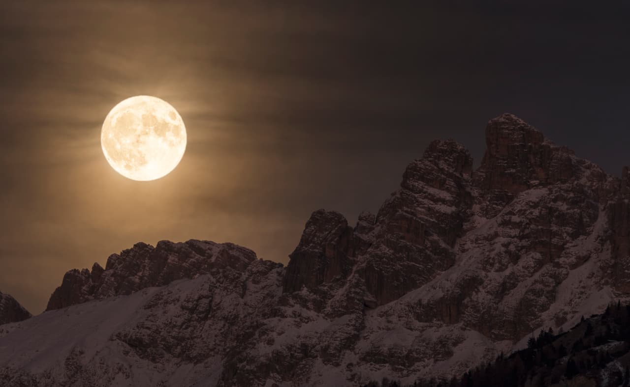 Super Luna.La maravillosa vista de la Super Luna sobre el monte Marmarole en las Dolomitas de Italia.