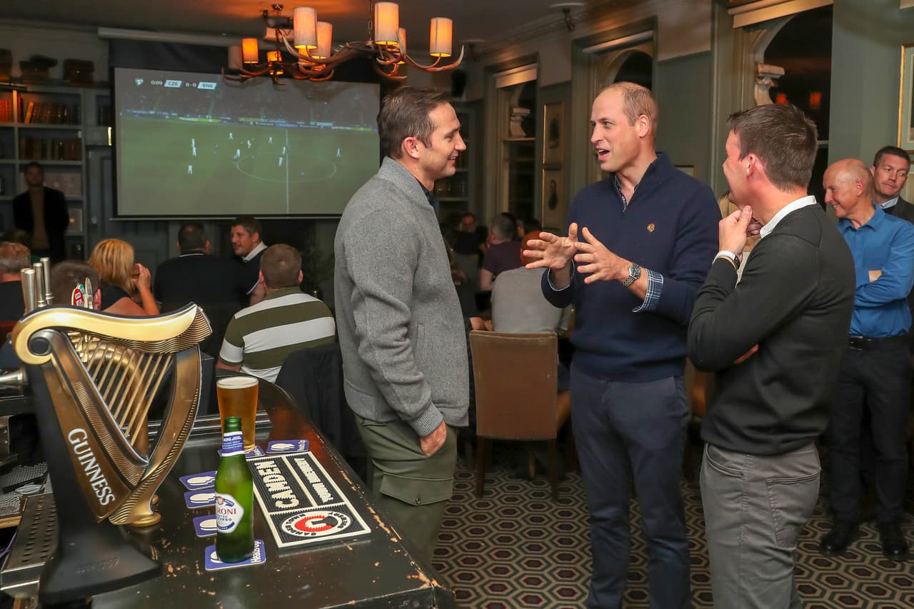 "Todos debemos 
<b><a href="https://www.univision.com/famosos/la-nueva-mision-del-principe-william-es-promover-una-app-que-ayuda-a-evitar-el-acoso-entre-menores-fotos" target="_blank">cuidar nuestro estado mental</a></b>
<a href="https://www.univision.com/famosos/la-nueva-mision-del-principe-william-es-promover-una-app-que-ayuda-a-evitar-el-acoso-entre-menores-fotos" target="_blank"> </a>cotidiano y brindarnos apoyo mutuo cuando nos enfrentamos a contratiempos, para que podamos estar en forma para lo que nos depare el futuro", dijo el también duque de Cambridge.