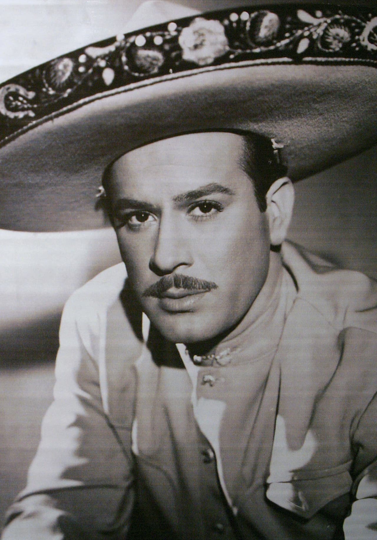 A pesar de que Pedro Infante falleció en 1957, los pleitos entre sus familiares parecen no tener fin, pues su hija Lupita acusó a primas y sobrinas de quererse colgar del nombre y fama de su padre, razón por la que, asegura, nunca han logrado ser una familia unida.