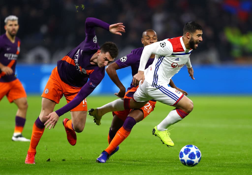 EL equipo francés llegaba con seis unidades a este cotejo, mientras que los ingleses con 9, punteando el Grupo F. Aquí se ve al capitán del OL Nabil Fekir eludiendo marcadores a su paso.