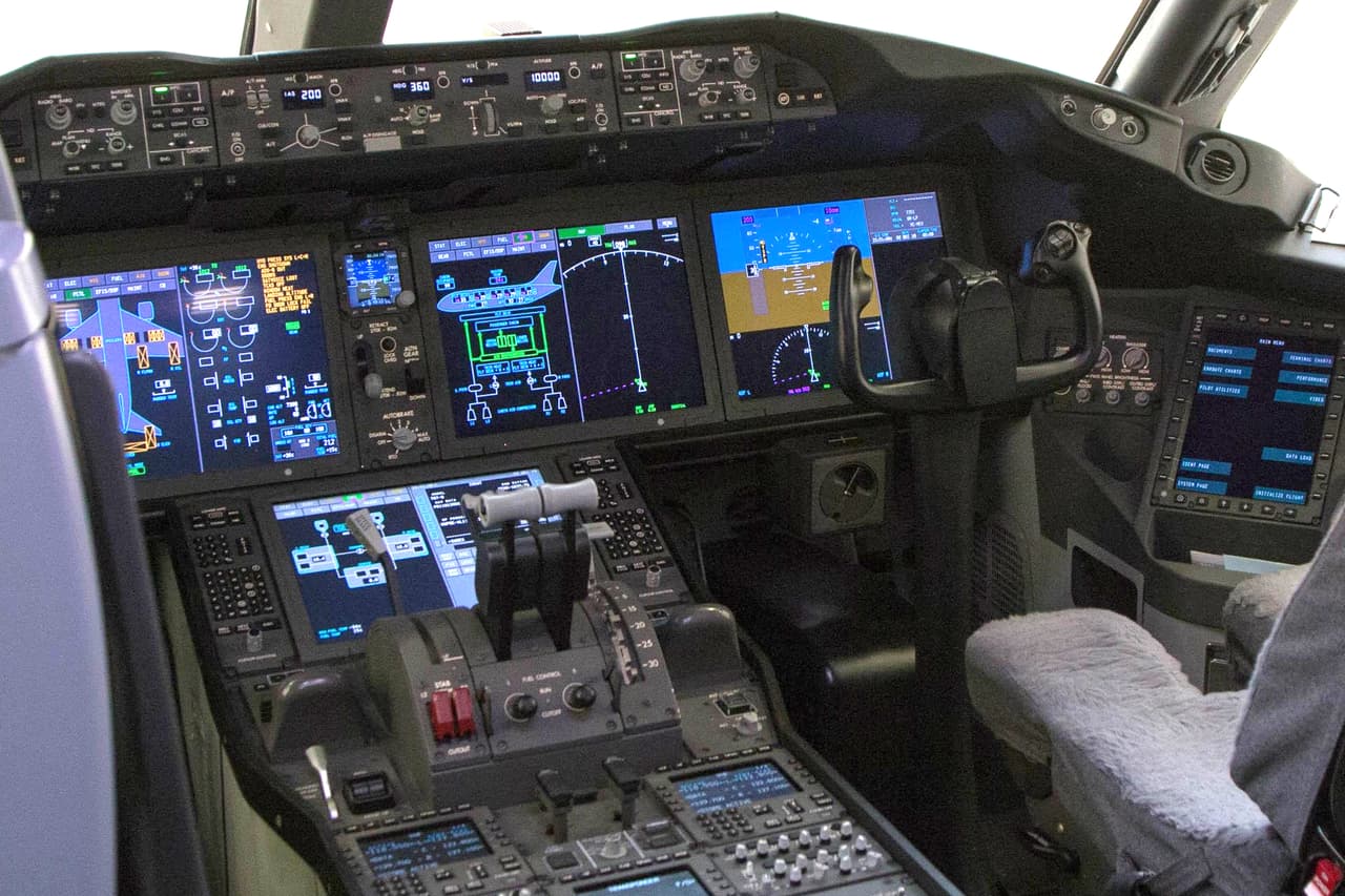 Esta es la cabina del Boeing 787-8 que costó 218 millones de dólares y fue adquirido por el estado mexicano a finales del 2012. Es uno de los 60 aviones gubernamentales que se venderán, además de 70 helicópteros, según informó en rueda de prensa Carlos Urzúa, el nuevo secretario de Hacienda.