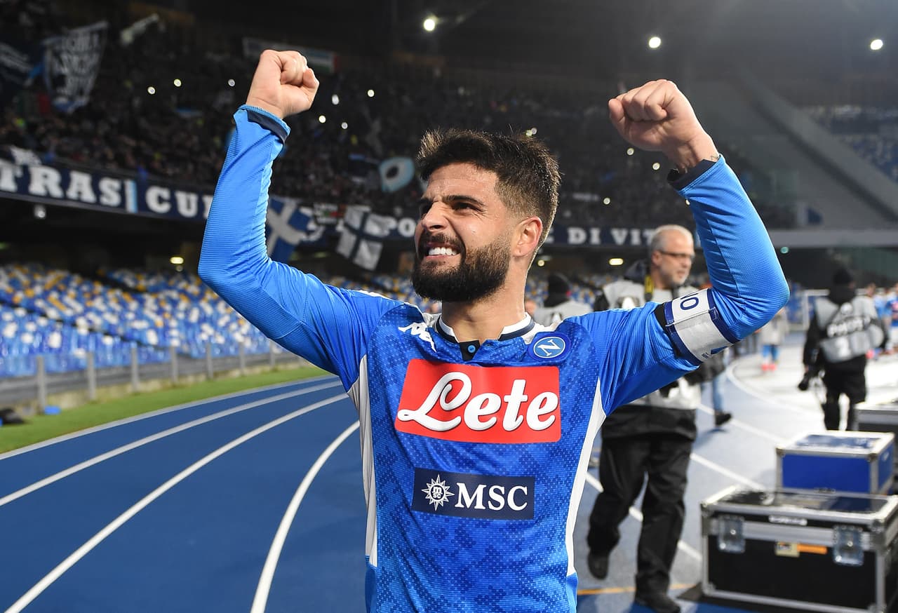 Lorenzo Insigne celebra la victoria del Napoli que aún está muy lejos de posiciones de competiciones europeas.