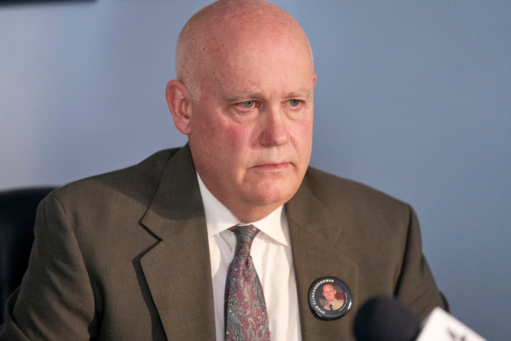 Mike Clinkunbroomer, padre del fallecido oficial, también trabajó para el Departamento del Sheriff del condado de Los Ángeles, al igual que lo había hecho su papá, pero en condiciones distintas.