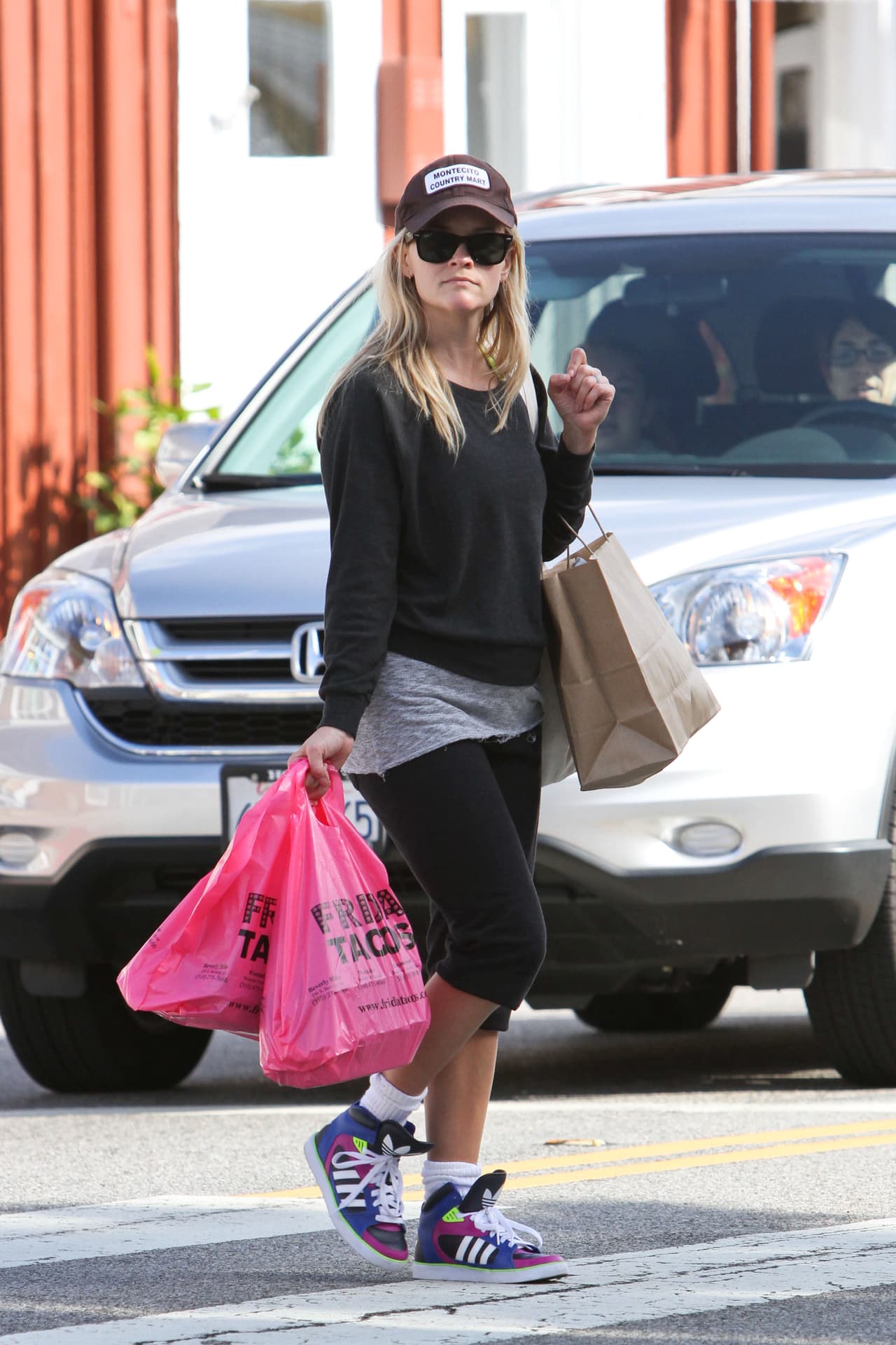 La guapa Reese Witherspoon no teme pasar por ellos después del gimnasio.