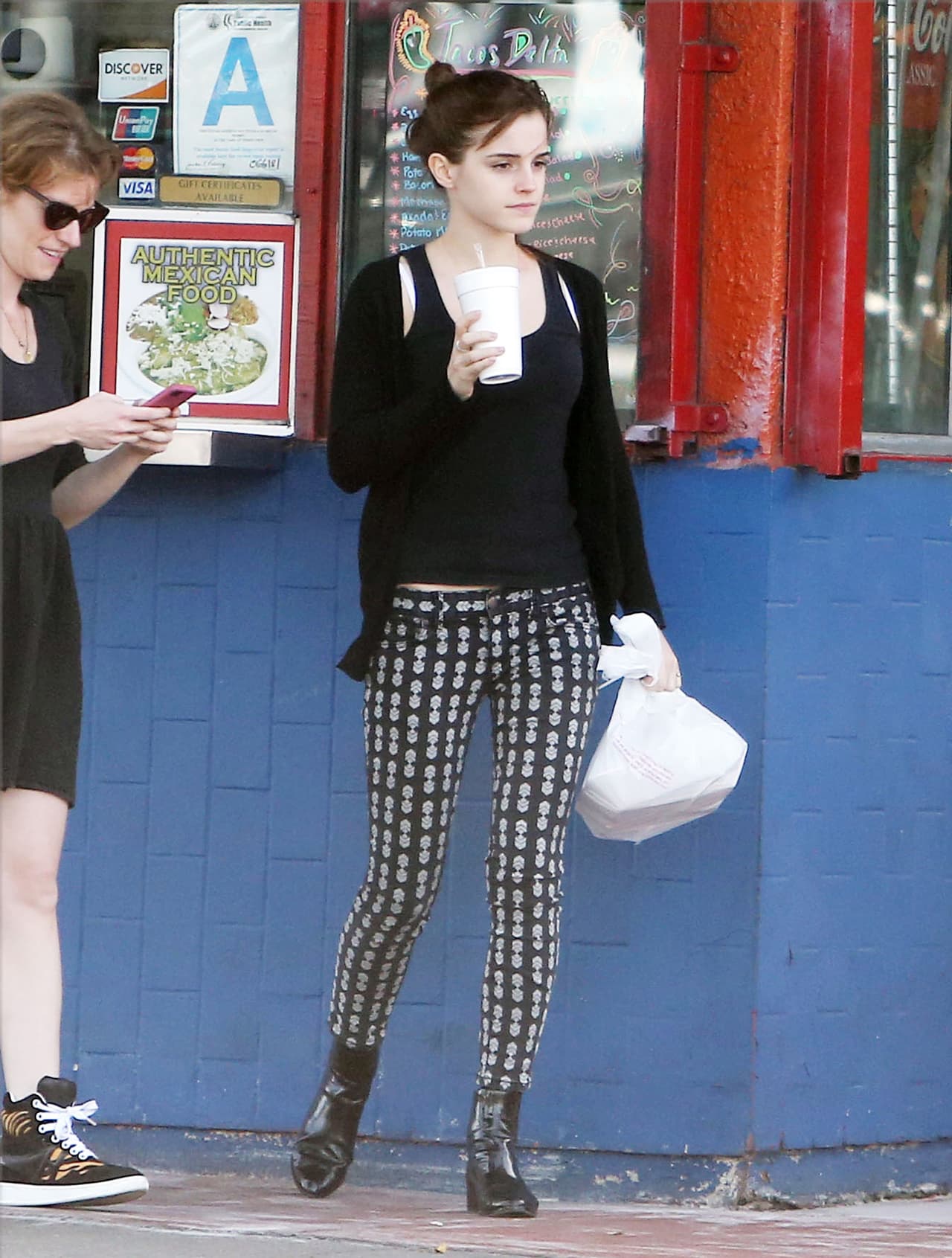 Luego se alejó del lugar para disfrutar de sus tacos en privado, no quería antojar a los 'papparazzi'.