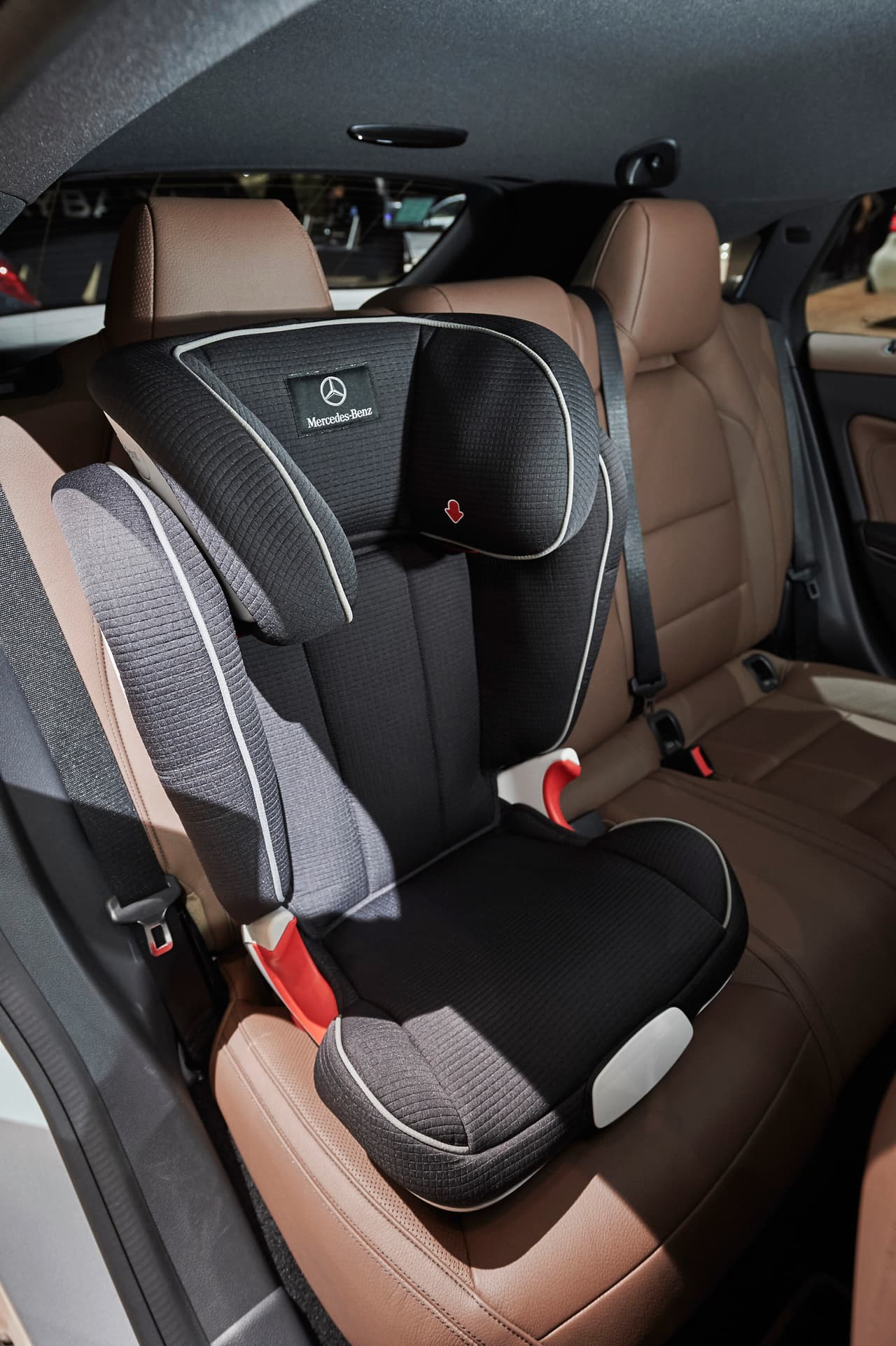 <b>Silla infantil</b> 
<b>Mercedes-Benz KidFix</b>
<br>Dentro de la línea de accesorios exclusivos de Mercedes-Benz se encuentra esta silla de bebé ideal para niños de 4 a 12 años. De acuerdo con la marca, ofrece la misma seguridad a los niños que al resto de los ocupantes. 
<br>