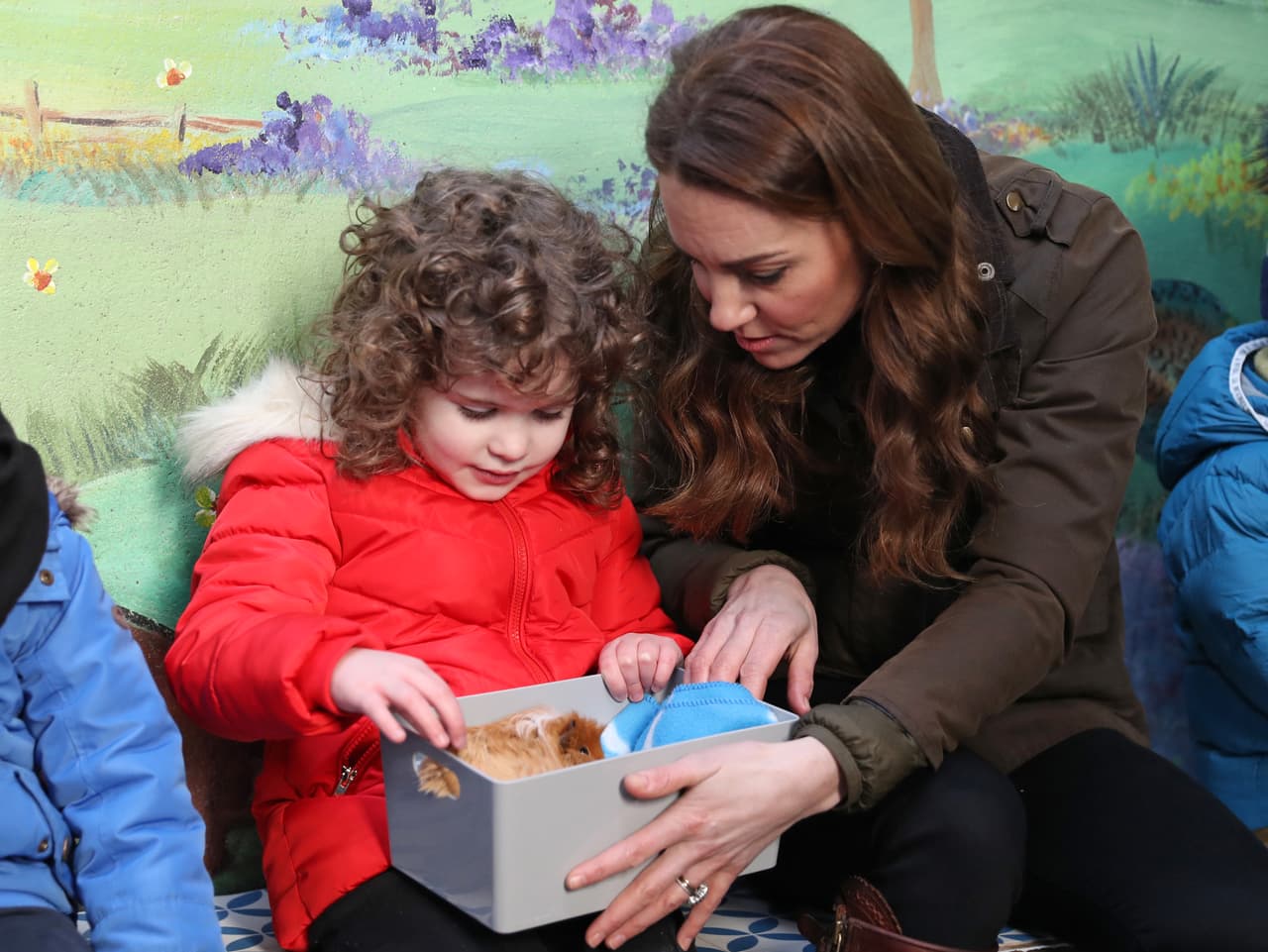 La niña también le presentó a un erizo.