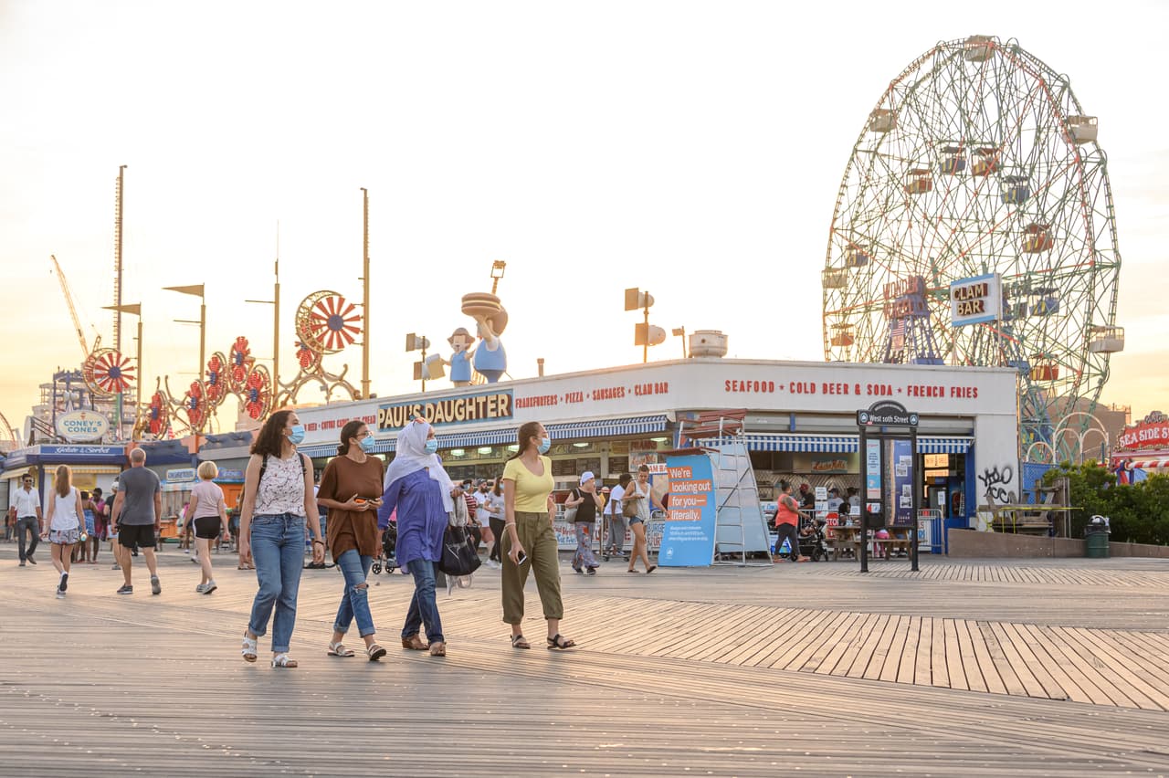 Parques de atracciones de Coney Island abren sus puertas por primera vez en más de un año