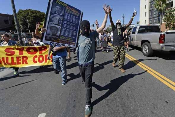 Angelinos alzaron su voz por los recientes casos de muerte, resultados del exceso de fuerza policial durante detenciones. En lo que va de agosto, por lo menos cuatro arrestos terminaron en muerte o con secuelas permanentes para los sospechosos han sido reseñadas en Los Ángeles. Detalles de los casos aquí: aquí