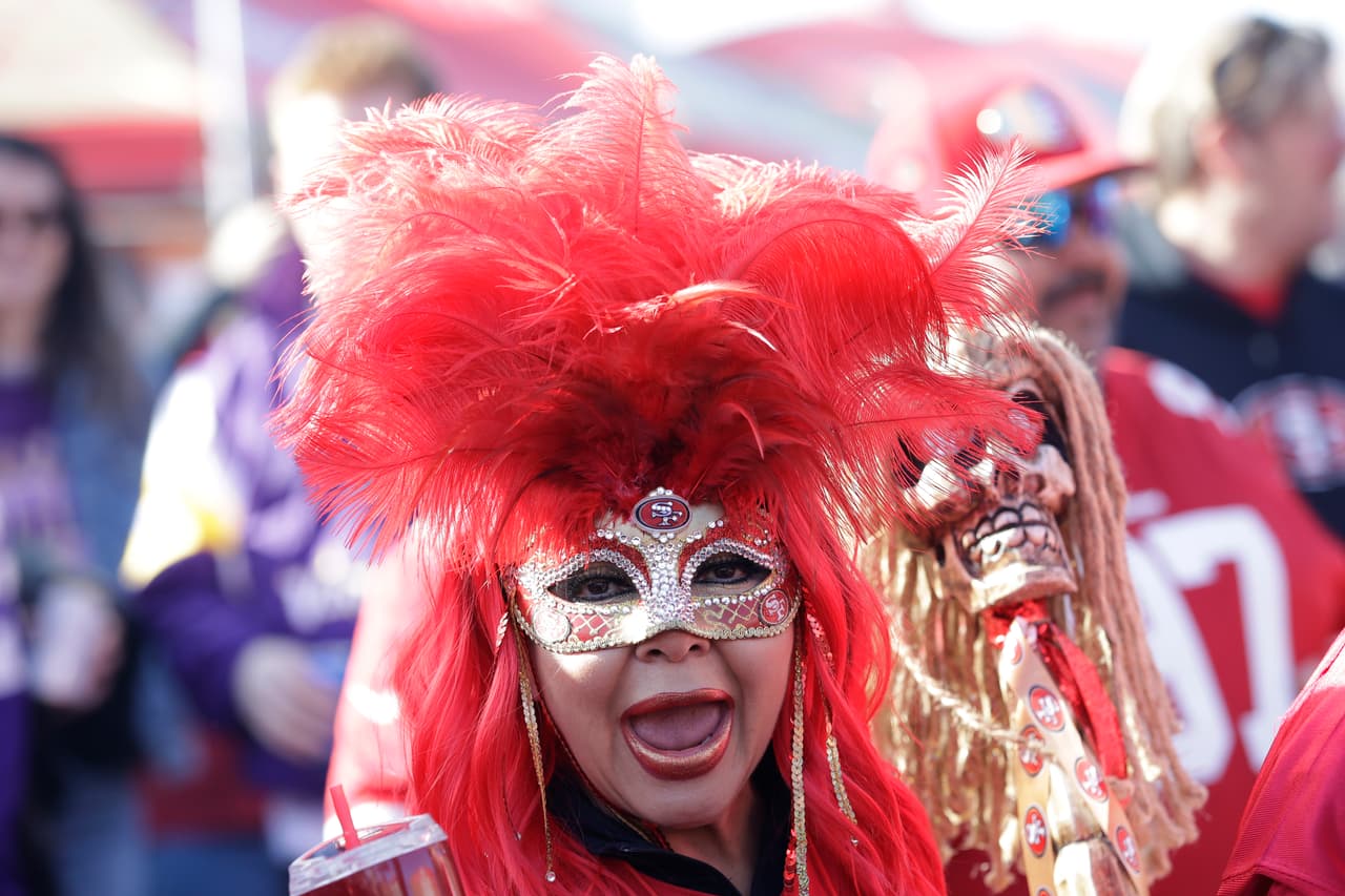 Desde mucho antes que comenzara el encuentro, miles de aficionados se dieron cita en las afueras del estadio Levi's, en Santa Clara, que lució abarrotado y pintado de rojo y dorado en apoyo al equipo local.