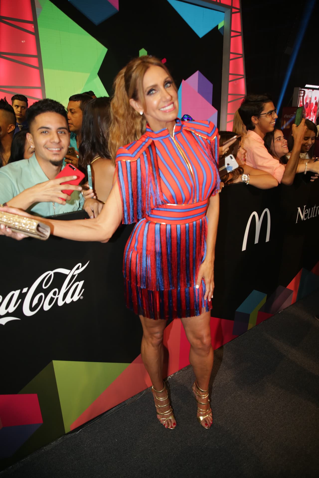Lili Estefan posando con la gente