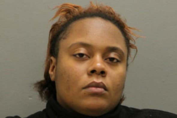 Acusan de asesinato en primer grado a una mujer que forzó a su novio a beber cloro