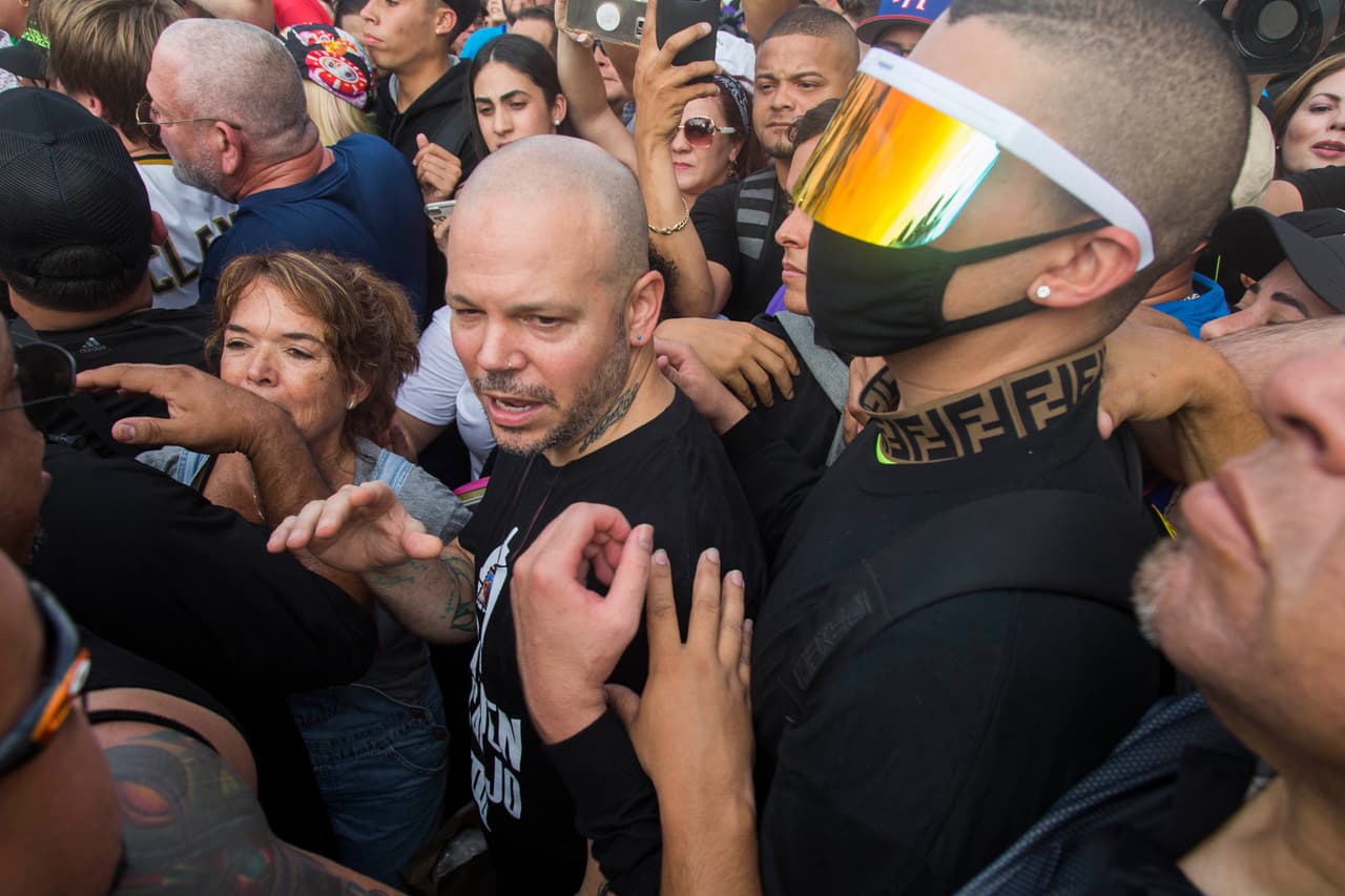 Residente y Bad Bunny juntos frente a los manifestantes en Puerto Rico. Los organizadores esperan que sea la mayor manifestación desde que fueron reveladas las conversaciones.