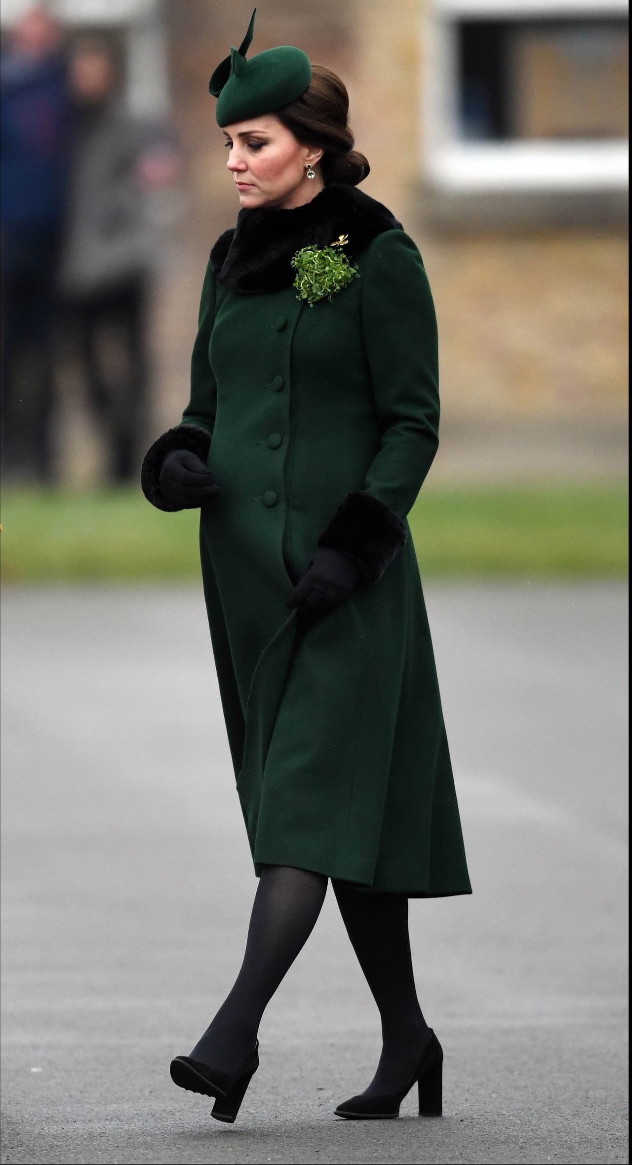 El avanzado embarazo de Kate no fue impedimiento para que acudiera al desfile de la guardia irlandesa de la que su esposo Guillermo es coronel.