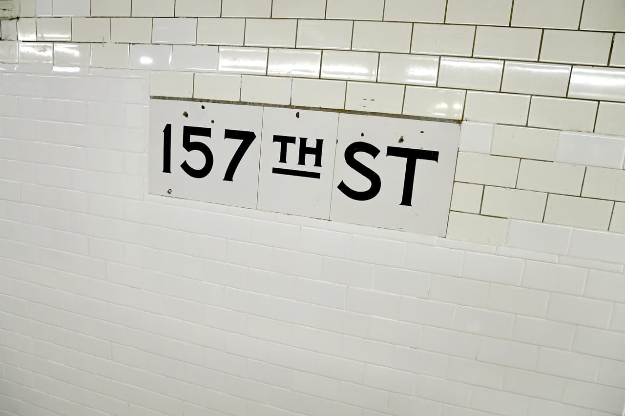 La estación es un centro para los turistas que disfrutan de Greenwich Village, SoHo, Hudson River Park y otras atracciones del Bajo Manhattan.