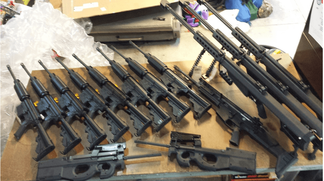 Armas compradas por Robert Cummins.