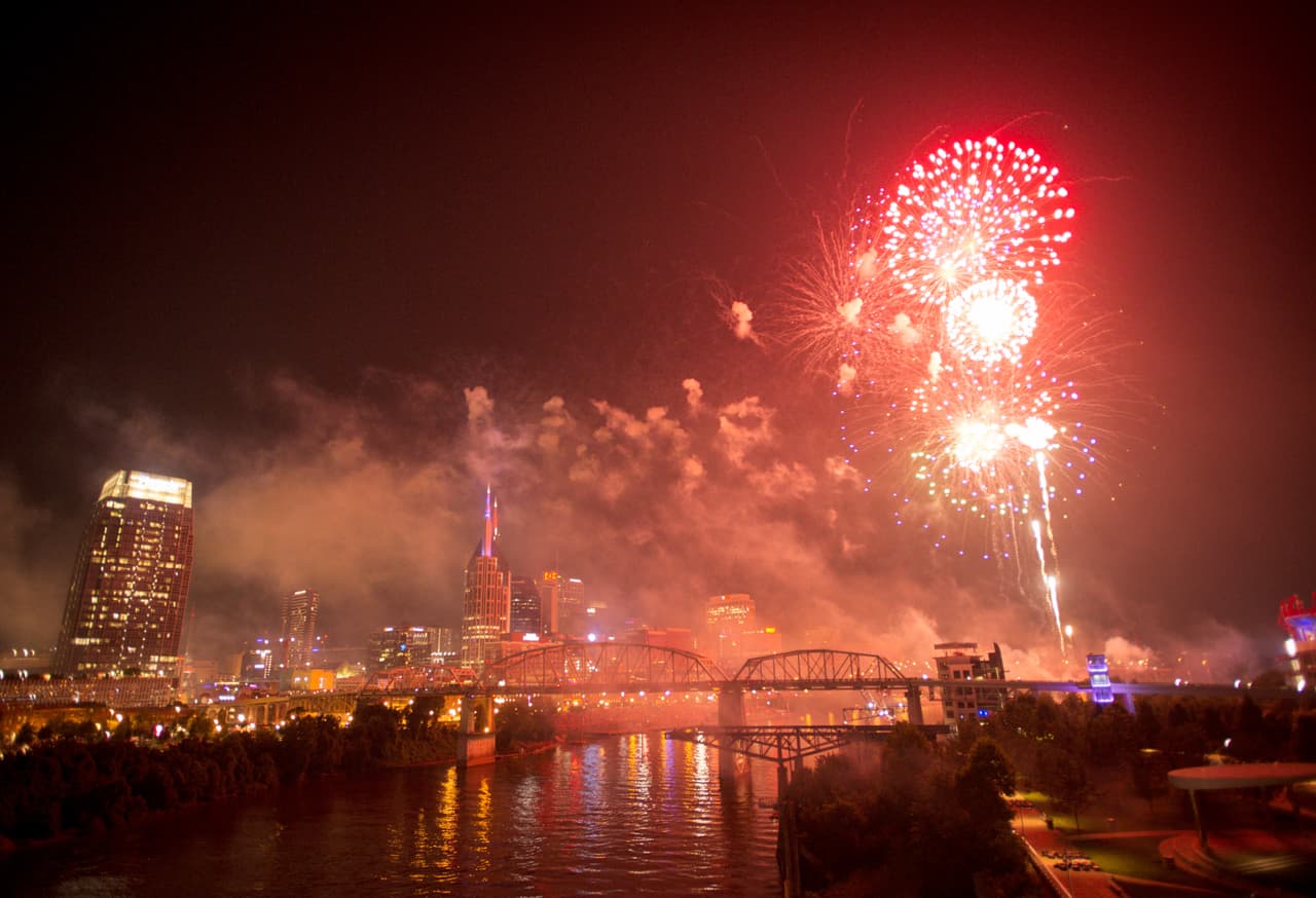 <b>Coca-Cola July 4th Fest </b>- El Six Flags Over Texas celebrará el Día de la Independencia del 2 al 4 de julio con precios especiales del 4 de julio. Habrá espectaculares fuegos artificiales cada noche, lanzados desde lo alto de la icónica torre Oil Derrick de 300 pies de altura. 
<br>