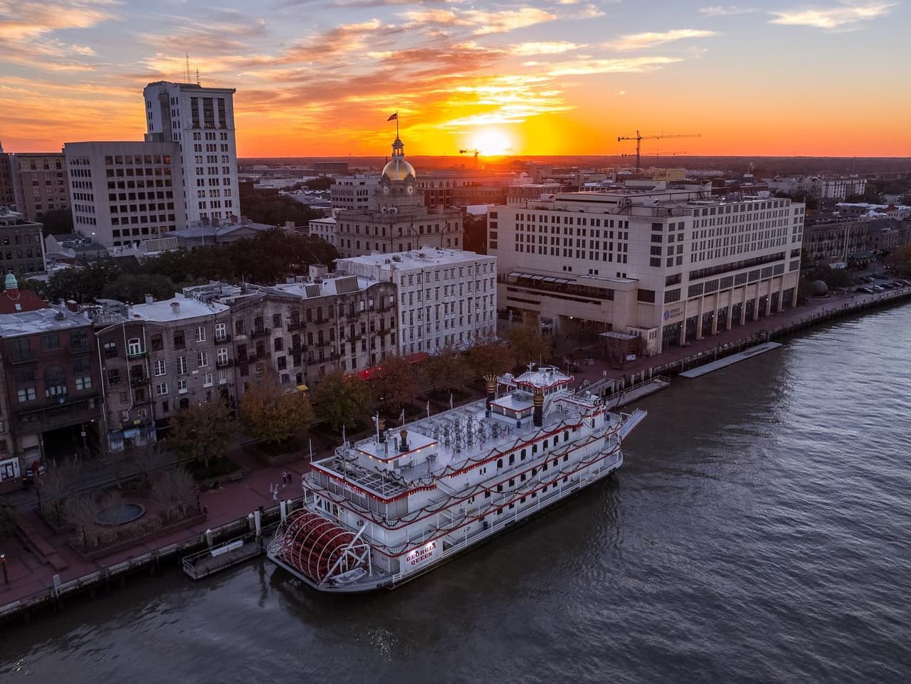 <b>Savannah</b>
<br>
<b><a href="https://maps.app.goo.gl/LutYHUvdbg7ciNav9">Cómo llegar</a> </b>
<br>
<br>Esta encantadora ciudad costera atrae a millones de visitantes cada año, quienes llegan para deleitarse con la arquitectura anterior a la Guerra Civil, las calles adoquinadas y los espeluznantes recorridos de fantasmas.