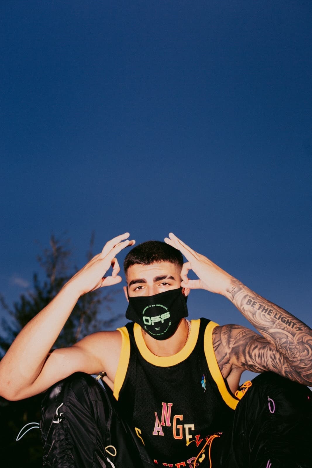 El cantante tenía pautada una gira europea para el 2020, la cual fue pospuesta hasta nuevo aviso debido al coronavirus. Pero contó en un
<b>Instagram Live de Uforia, </b>que se ha mantenido haciendo música en su estudio casero durante la cuarentena.