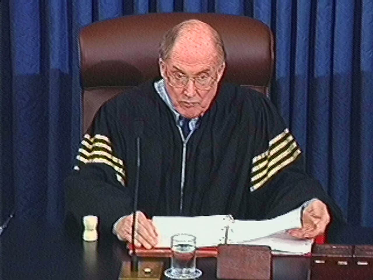 El predecesor de Roberts, William Rehnquist, quien presidió la Corte Suprema desde 1986 hasta su muerte en 2005, supervisó el proceso contra Bill Clinton en 1999. Las reglas y procedimientos del 'impeachment' no están escritos en la Constitución, se derivan de la ‘jurisprudencia’, es decir, los precedentes históricos de procesos legales similares.