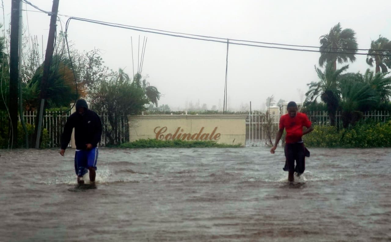 Residentes de Freeport caminando por una calle inundada. Las islas de Abaco y Gran Bahama sufrieron grandes inundaciones, con marejadas que alcanzaron el segundo piso de los edificios.