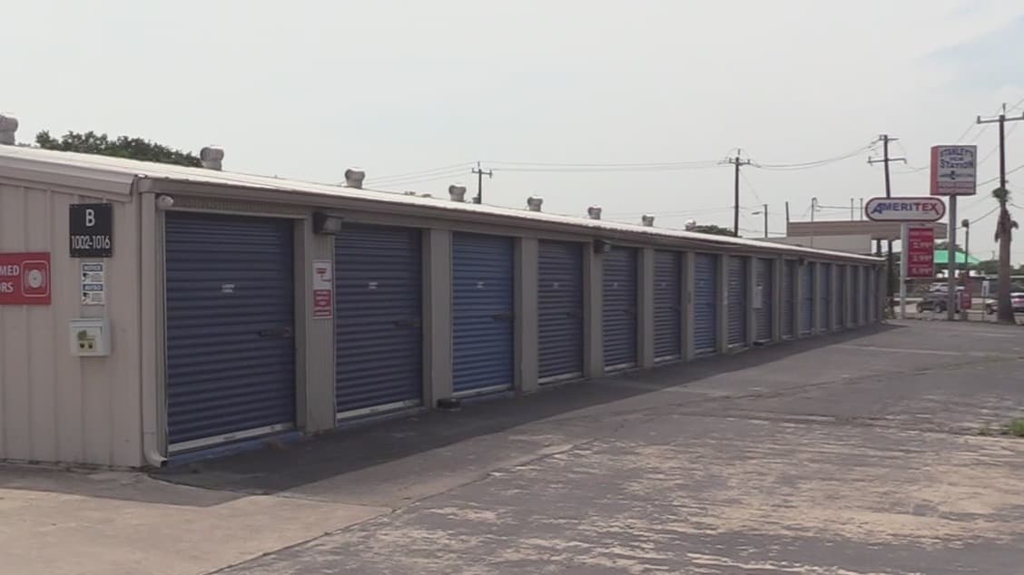 Francisco Powell denunció que luego de 17 años de guardar sus herramientas en una bodega de ‘Otter Storage’ en San Antonio, hace unos meses, le robaron su auto, herramientas y motores con valor de $100,000. Sospecha que se trató de algo planeado.