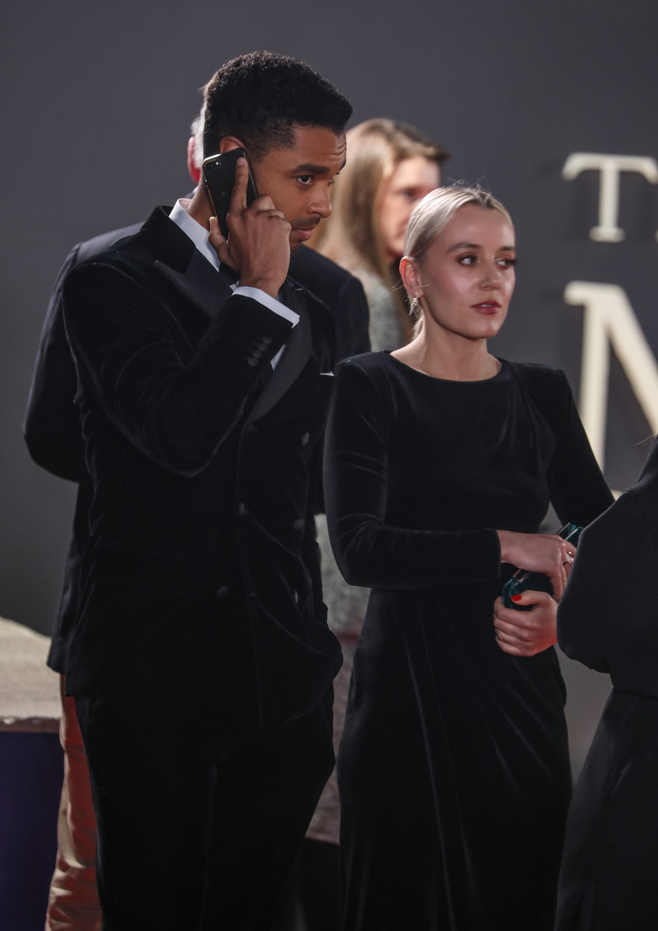 Viven juntos en Reino Unido y, aunque mantienen en bajo perfil su amor, han sido fotografiados juntos en eventos como los GQ Man of the year Awards de 2021 o la puesta en escena de ‘Macbeth’ en el Festival de Cine de Lonches en el mismo año.