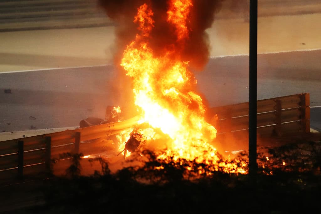 Romain Grosjean perdió el control de su monoplaza tras rozar su llanta con otro piloto y se impactó con una barda. El piloto francés logró salir ileso de su auto en llamas con leves quemaduras en manos y pies durante el Gran Premio de Barein en la Formula 1.