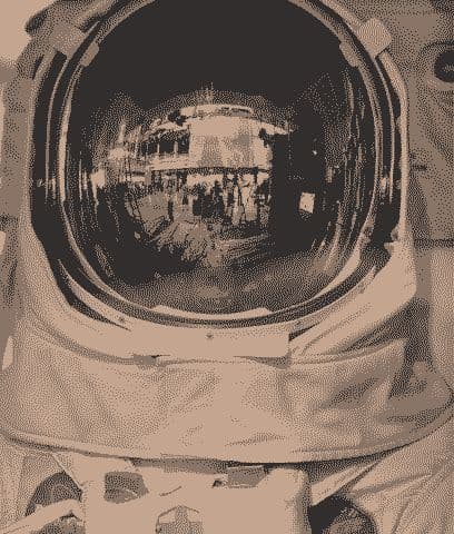 Pilotos, arquitectos y guías turísticas del Espacio La popularidad de los ya posibles viajes al espacio está en incremento. La empresa Virgin Galactic Airlines ha recibido un gran aumento en su lista de próximos clientes. Además la universidad de Houston imparte ahora un máster en arquitectura espacial  que contempla la construcción de invernaderos en Marte. Este es un claro indicador de que en una o dos décadas más, estar en el espacio será tan común como ir a la playa. Por trabajo o por placer, la gente pasará tiempo fuera de la Tierra. Profesionistas requeridos: pilotos, arquitectos y guías turísticos ¿están listos para viajar?Fecha prevista: 2015Posibles estudios: arquitectura, ingeniería aeronáutica, turismo