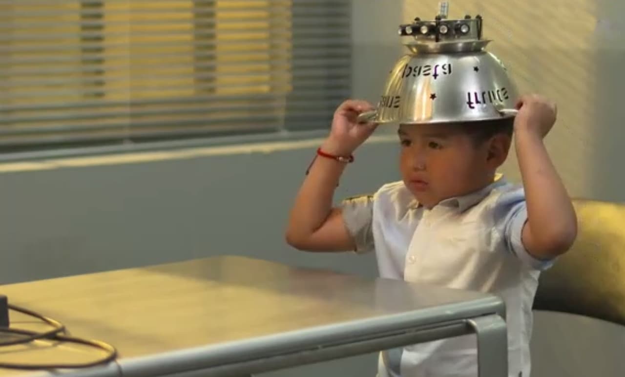 El siguiente capitán en entrar a escena fue Giovani, a quien le preguntaron que si le gustaban las verduras. El niño respondió que "Sí", y el detector sonó. ¿Cuál es la verdura que no te gusta?, preguntó Gali. El niño respondió que el melón y la papaya, Galilea se mostró confundida. La siguiente pregunta casi provoca el llanto del pequeño, pues el detector sonó de nuevo: 
<a href="https://www.univision.com/shows/pequenos-gigantes/el-detector-de-mentiras-esta-trabado-y-provoca-el-llanto-en-giovanni-video" target="_blank">Giovani aseguró que el detector no servía, pues él siempre ayudaba a los quehaceres de la casa</a>.