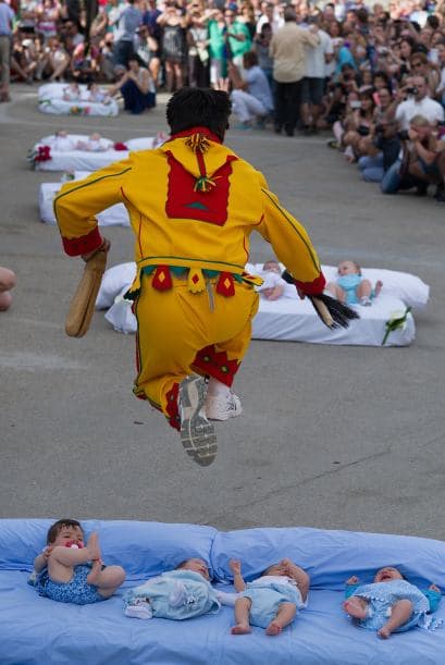 También conocido como el Salto del Colacho simboliza la lucha contra el pecado original con el que nacen los pequeños.