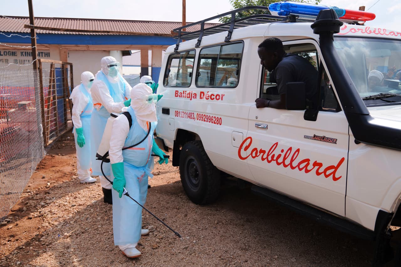 Trabajadores de salud desinfectan también los exteriores de los centros hospitalarios. Las ambulancias se someten a un protocolo de limpieza y desinfección en el Centro de Tratamiento contra el Ébola del Hospital General de Bunia. (AP Foto/Dirole Lotsima Dieudonne)