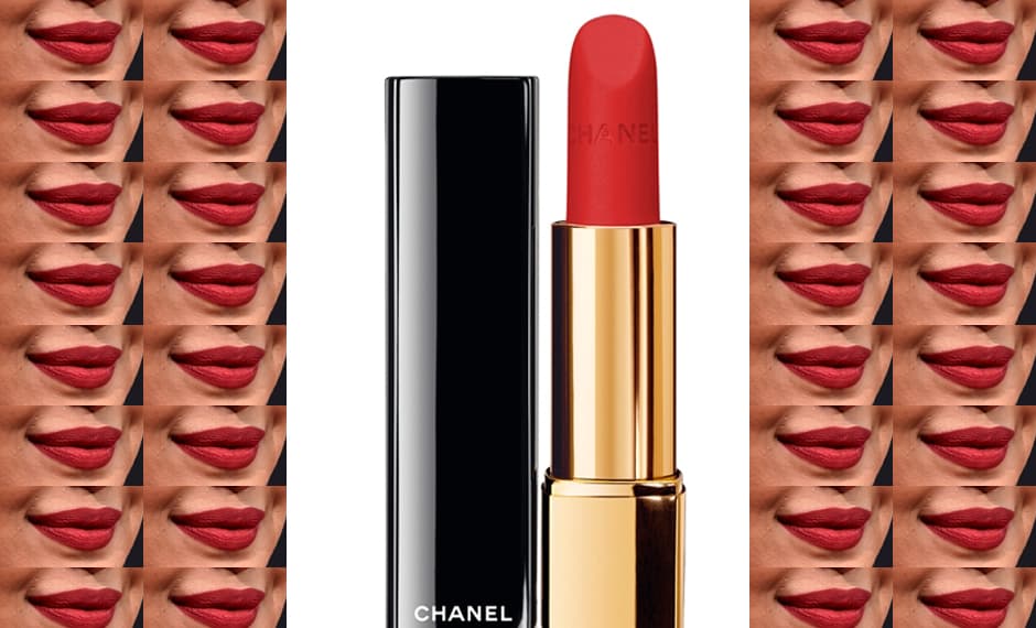 14. Por último da una capa de lipstick rojo, presiona entre tus labios un pañuelo desechable y aplica otra capa de color. La maquillista de Priyanka utilizó el lipstick de 
<a href="http://www.chanel.com/en_GB/fragrance-beauty/makeup/p/lips/lipsticks/rouge-allure-velvet-luminous-matte-lip-colour-p162310.html#skuid-0162560">Chanel Rouge Allure</a> Velvet Luminous Matte Lip Color en color Rouge Chanel. Listo, si seguiste todos los pasos ahora tienes un look clásico y elegante
<br>