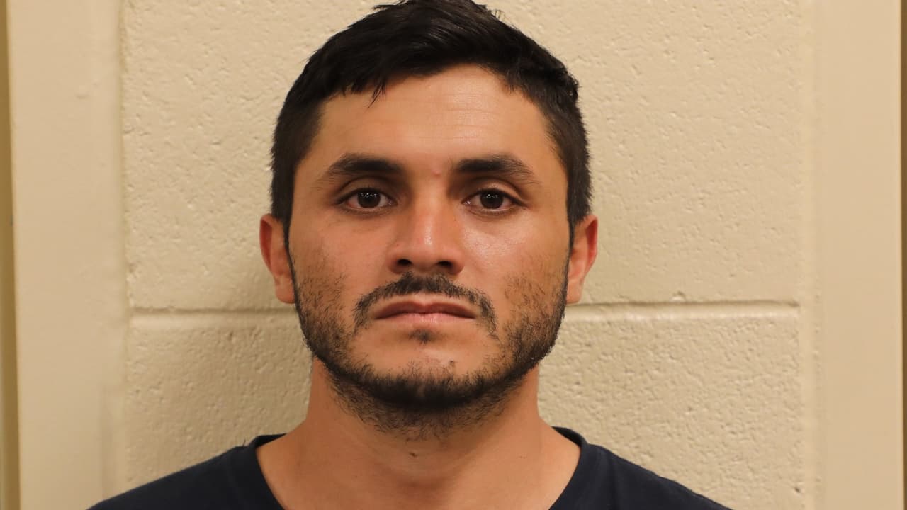 Agentes de la Patrulla Fronteriza de Three Points arrestaron a Yelsin Aguilar-Funes cerca de San Miguel, luego de que cruzó ilegalmente la frontera. El migrante guatemalteco fue previamente condenado por actos lascivos con un menor en California