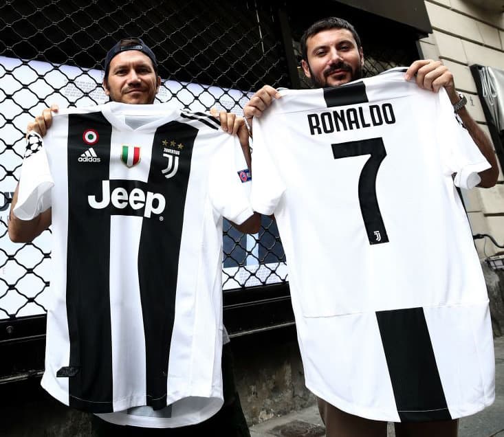 Aficionados de la Juventus muestran la playera de Cristiano Ronaldo.