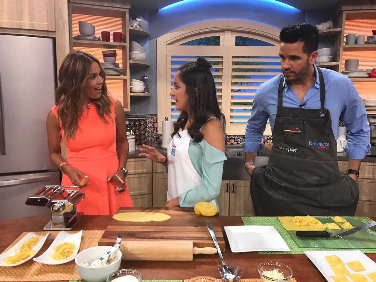 Karla Martínez aprendió a preparar pasta italiana con Hena, la hermanita de Maity Interiano.
