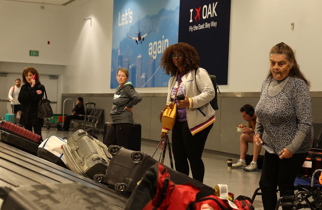 Las autoridades de Oakland argumentan que si se aprueba, aumentará la visibilidad del aeropuerto.