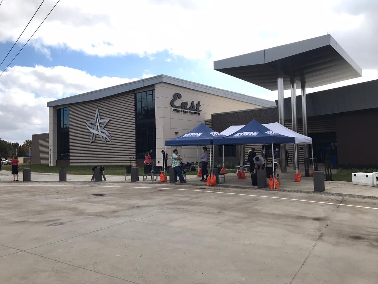 La biblioteca también incluye una zona de innovación al aire libre diseñada por estudiantes graduados de la Universidad de Texas en Arlington. 
<br>