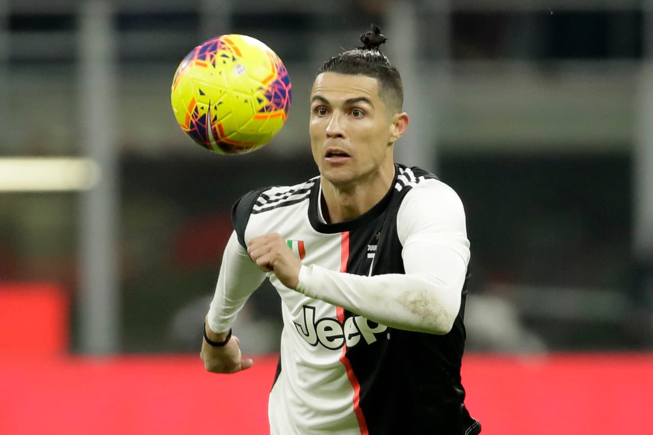 <b>Cristiano Ronaldo</b>
<br>- En el ámbito de los negocios se estima que ha invertido 75 millones de euros invertidos en cuatro hoteles.
<b> </b>También lanzó una línea de ropa interior y perfumes, y adquirió la famosa discoteca Seven en su país natal.