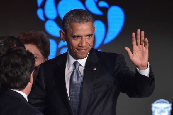 Obama saluda al término del encuentro empresarial.
